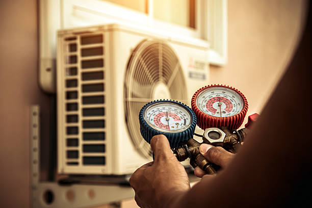 Professional Hvac technician working in Creve Coeur, IL